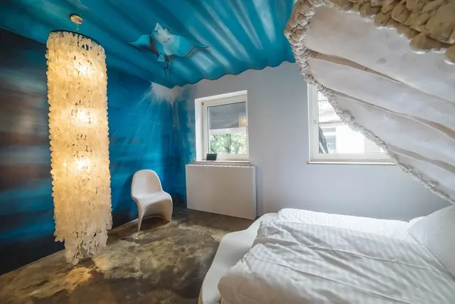 Andreas Schubert - Deep sea / seabed — room at 18Arts Hotel, Köln — photo 4 of 6