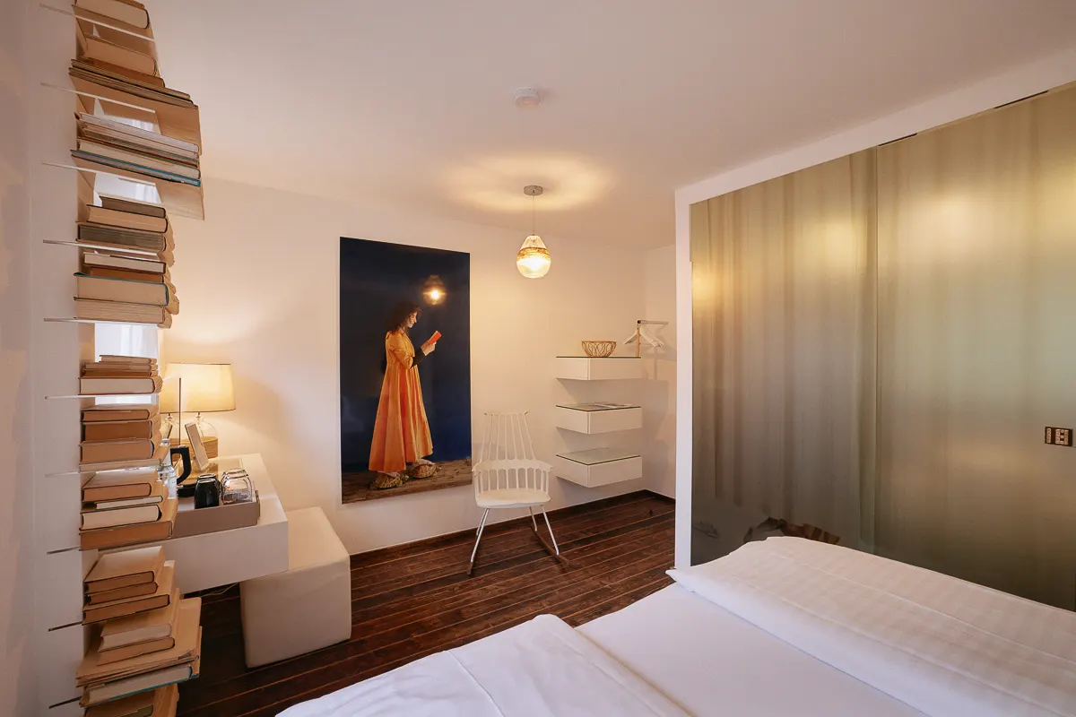 Bettina Gruber - Reading Room – 18Arts Hotel Köln