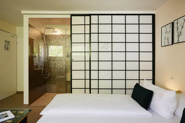Johannes Kleisa - Big in Japan — room at 18Arts Hotel, Köln — photo 5 of 5