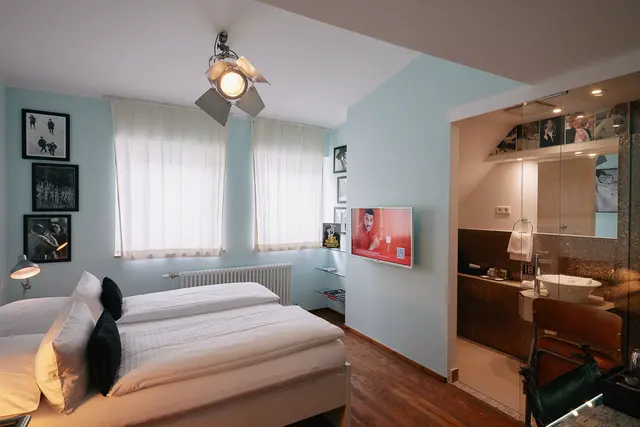 Roger Fritz - Media Movies — room at 18Arts Hotel, Köln — photo 3 of 7