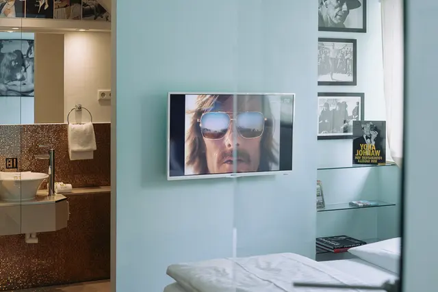Roger Fritz - Media Movies — room at 18Arts Hotel, Köln — photo 7 of 7