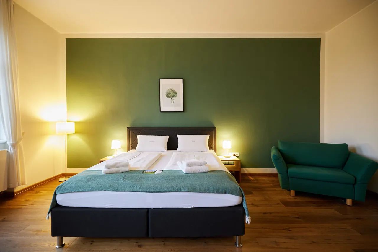 deluxe room | king bed with courtyard view – ahead burghotel Lenzen/Elbe