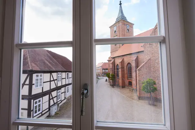 eco room | bathroom with window — room at ahead burghotel, Lenzen/Elbe — photo 2 of 3