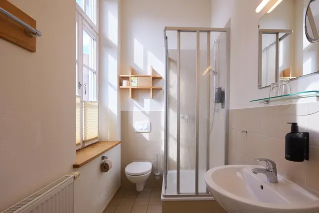 eco room | bathroom with window — room at ahead burghotel, Lenzen/Elbe — photo 3 of 3
