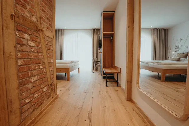 2 Schlafzimmer verbunden durch privaten Vorflur — Biohotel WildLand, Wietze (6/9)