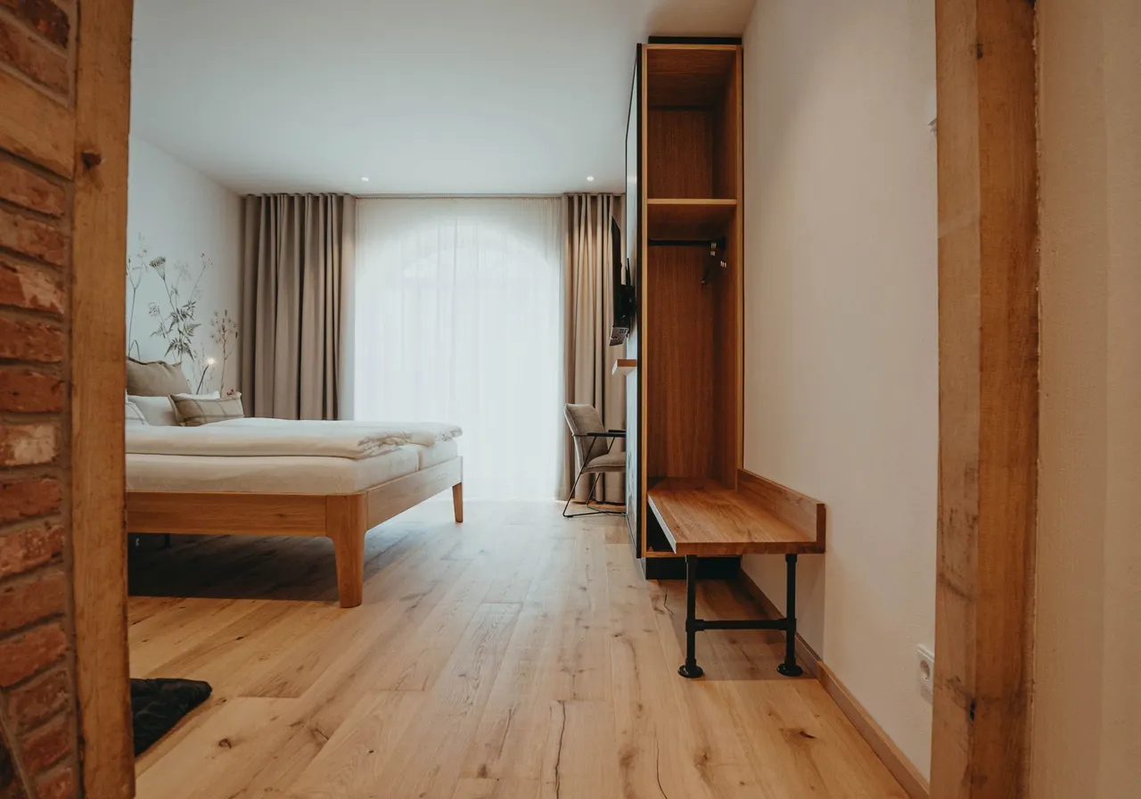 3 Schlafzimmer mit privatem Vorflur – Biohotel WildLand