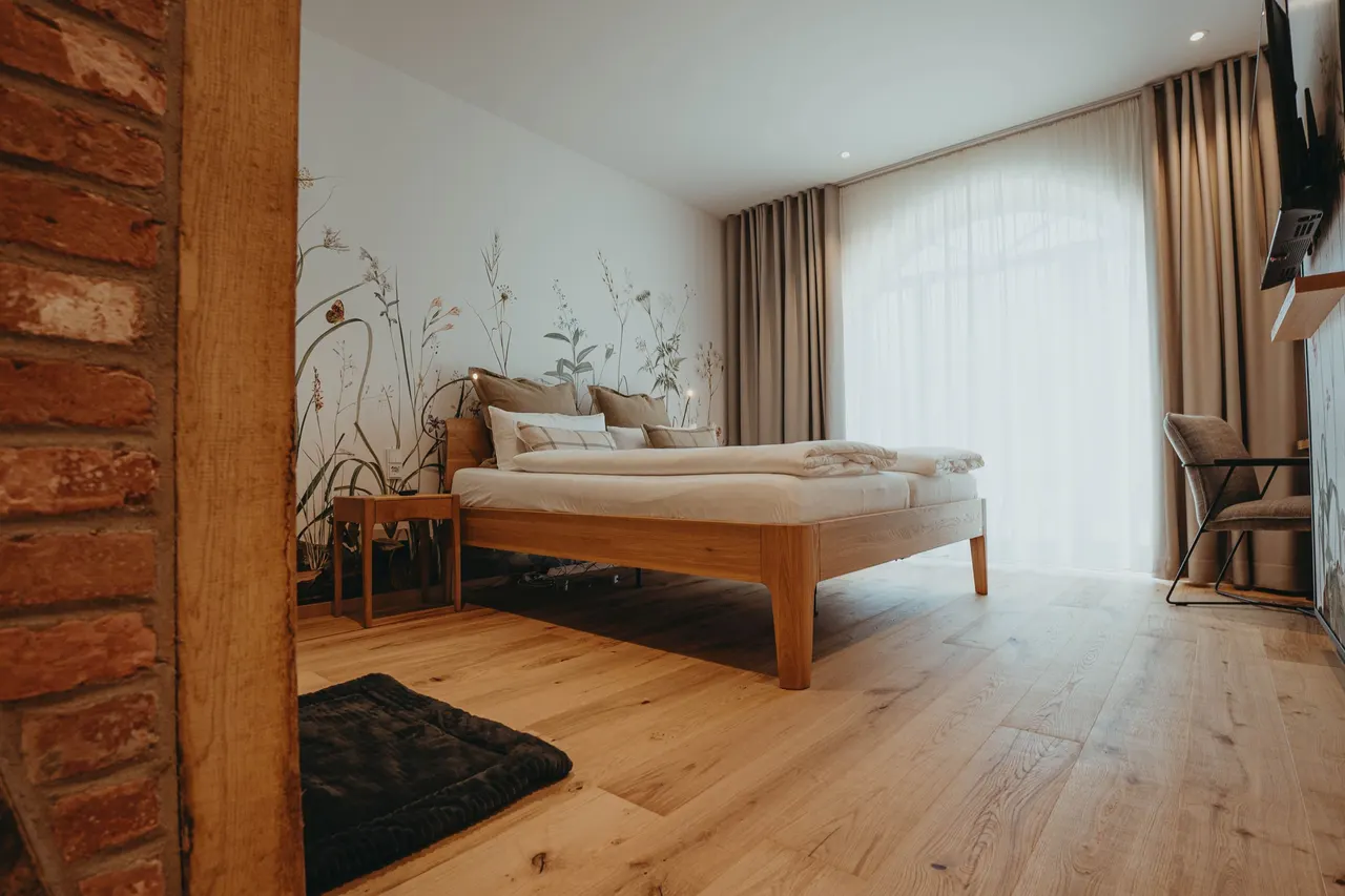 Barrierefreies Zimmer | Unteres Stockwerk – Biohotel WildLand