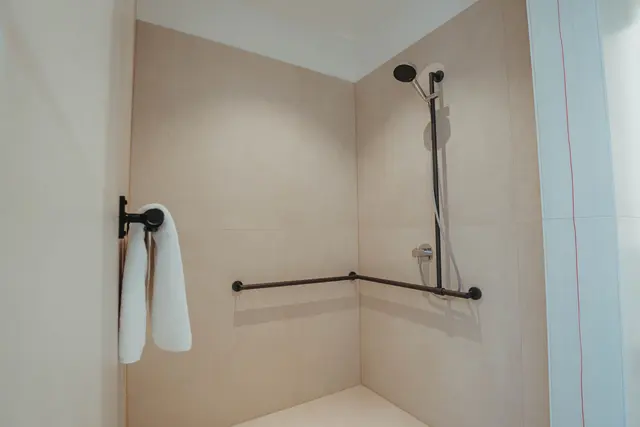 Barrierefreies Zimmer | Unteres Stockwerk — Biohotel WildLand, Wietze (6/9)