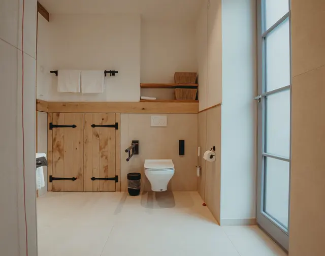 Barrierefreies Zimmer | Unteres Stockwerk — Biohotel WildLand, Wietze (7/9)