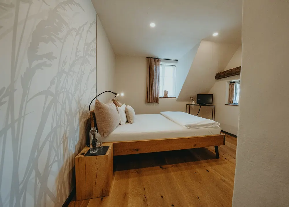 Cuddly queen bed room – Biohotel WildLand