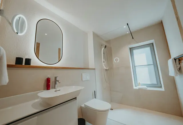 Doppelzimmer mit Überlängebett — Biohotel WildLand, Wietze (2/4)