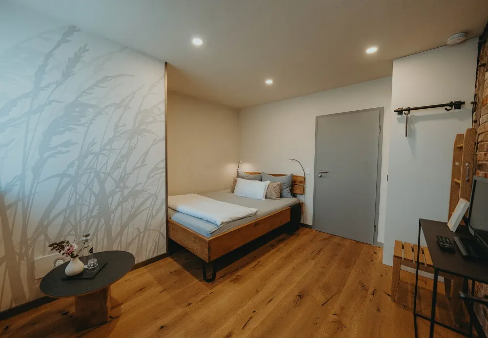 Doppelzimmer mit Bett in Nische Obergeschoss – Biohotel WildLand