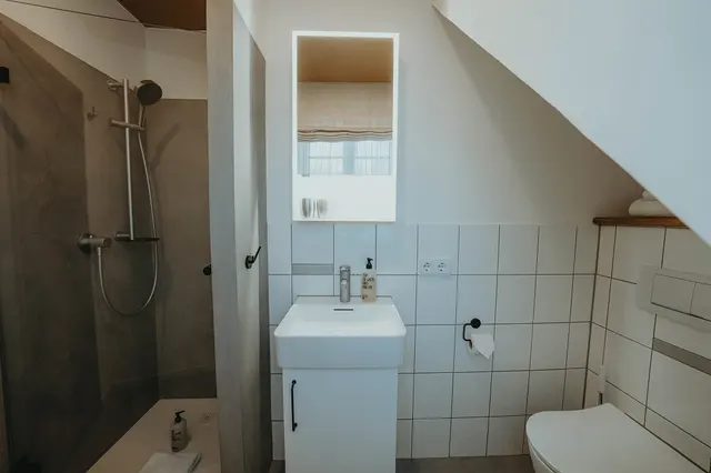 Doppelzimmer mit Bett in Nische Obergeschoss — Biohotel WildLand, Wietze (2/3)
