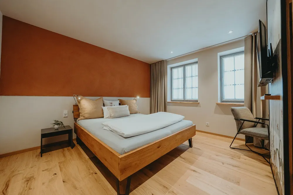 Doppelzimmer mit Überlängebett im 1. Obergeschoss – Biohotel WildLand
