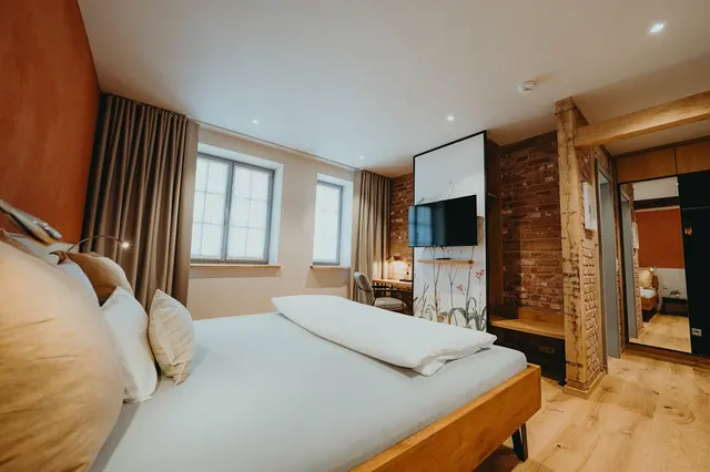 Doppelzimmer mit Überlängebett im 1. Obergeschoss — Biohotel WildLand, Wietze (2/4)