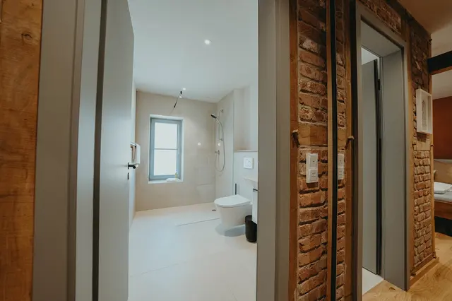 Doppelzimmer mit Überlängebett im 1. Obergeschoss — Biohotel WildLand, Wietze (4/4)