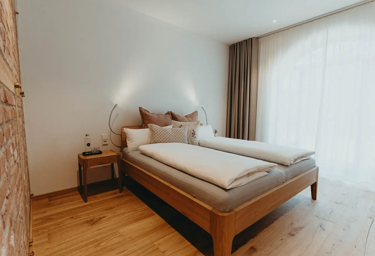 Double room with terrace overlooking the meadow – Biohotel WildLand Wietze