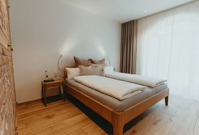 Double room with terrace overlooking the meadow – Biohotel WildLand