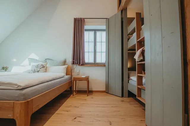 Family Room with bathtub 1. Floor  — Biohotel WildLand, Wietze (3/9)