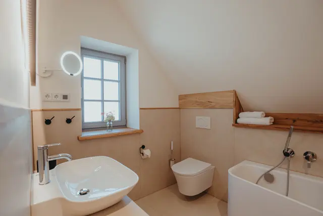 Family Room with bathtub 1. Floor  — Biohotel WildLand, Wietze (5/9)