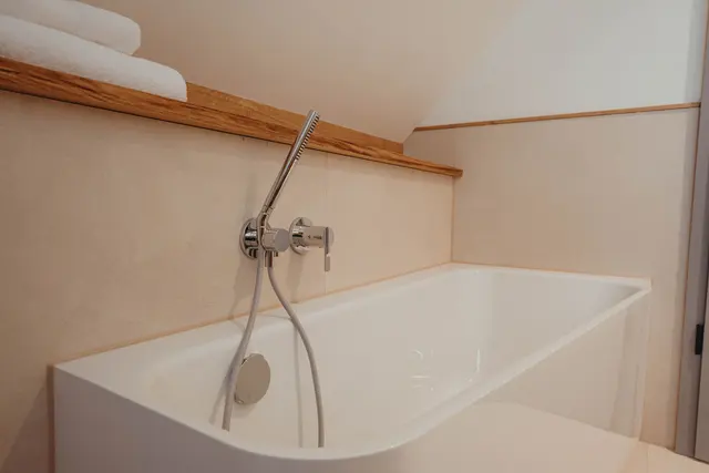 Family Room with bathtub 1. Floor  — Biohotel WildLand, Wietze (6/9)