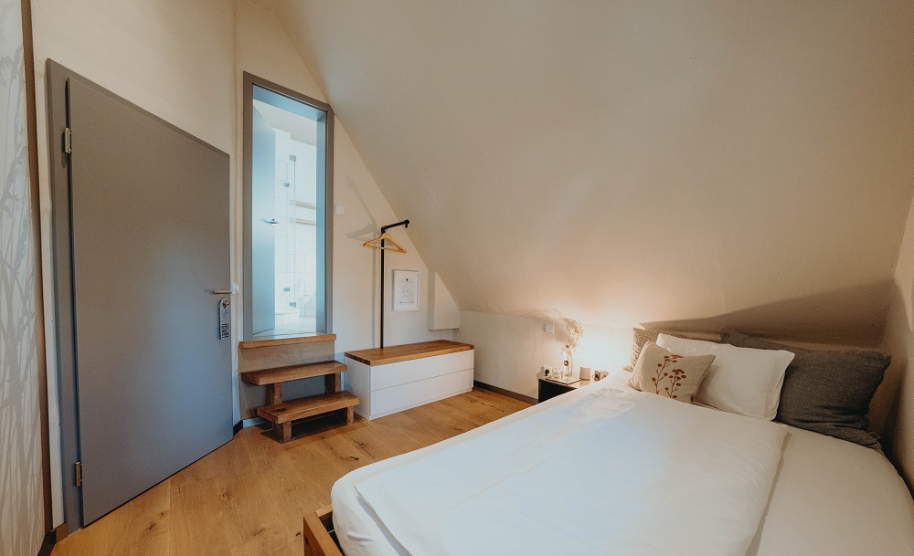 Einzelzimmer mit besonders hoher Decke — Biohotel WildLand, Wietze (2/4)