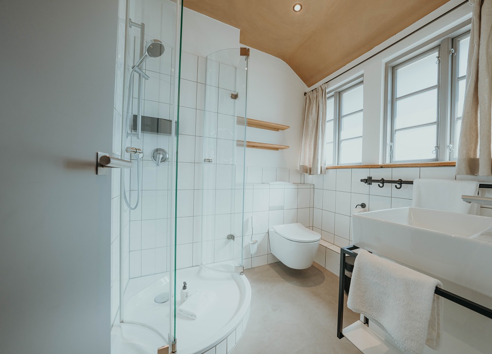 Einzelzimmer mit besonders hoher Decke — Biohotel WildLand, Wietze (3/4)