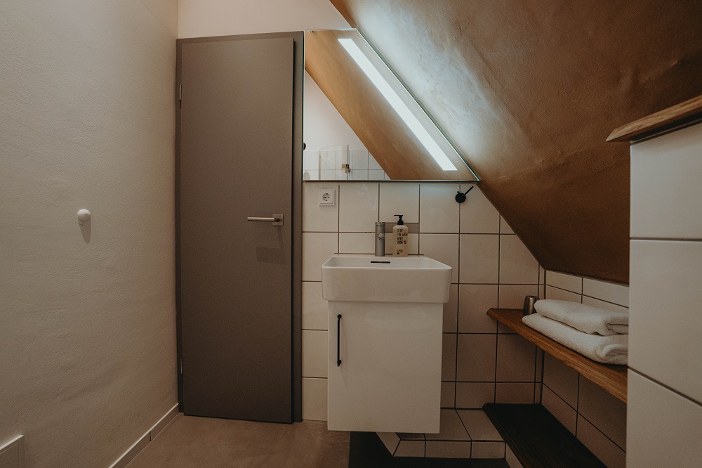 High ceiling single room — room at Biohotel WildLand, Wietze — photo 2 of 3