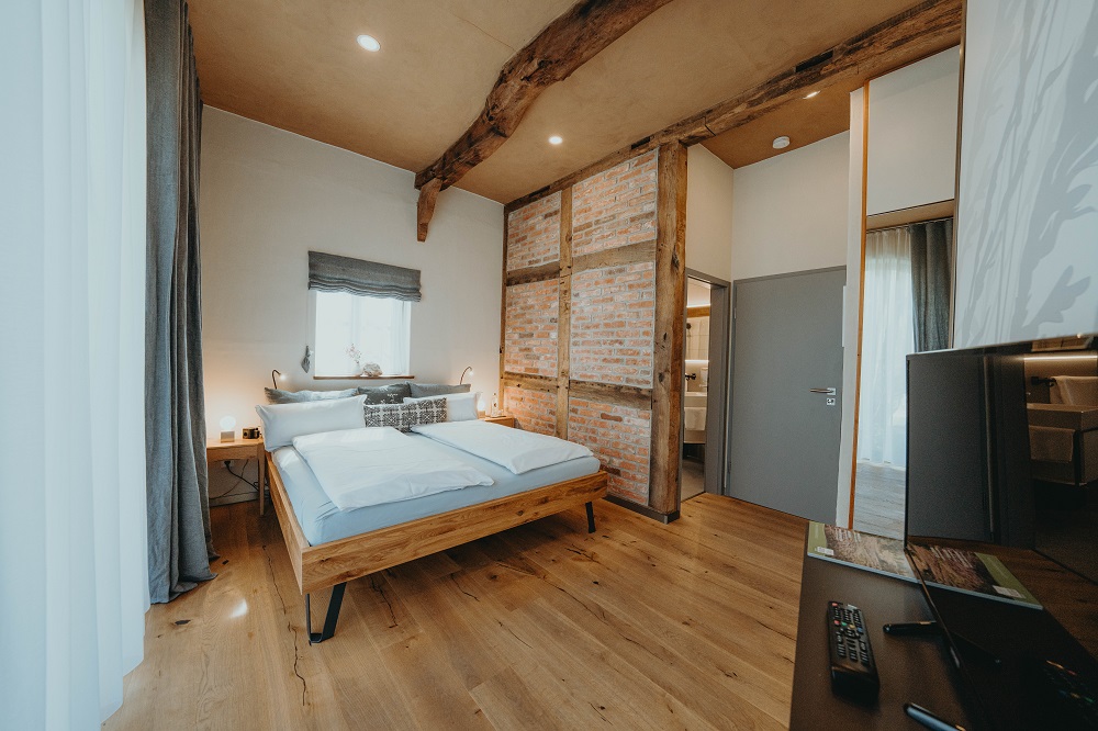 Historisches Doppelzimmer mit Panoramafenster — Biohotel WildLand, Wietze (2/4)