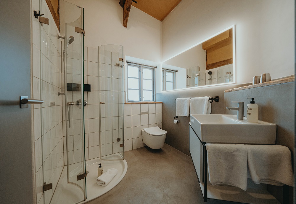 Historisches Doppelzimmer mit Panoramafenster — Biohotel WildLand, Wietze (3/4)