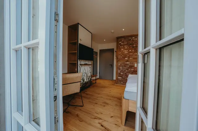 Queensize Doppelzimmer mit Gartenblick — Biohotel WildLand, Wietze (2/3)
