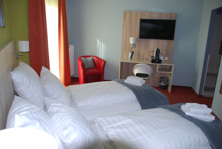Basic| Guest House and Double bed – City Hotel Meckenheim