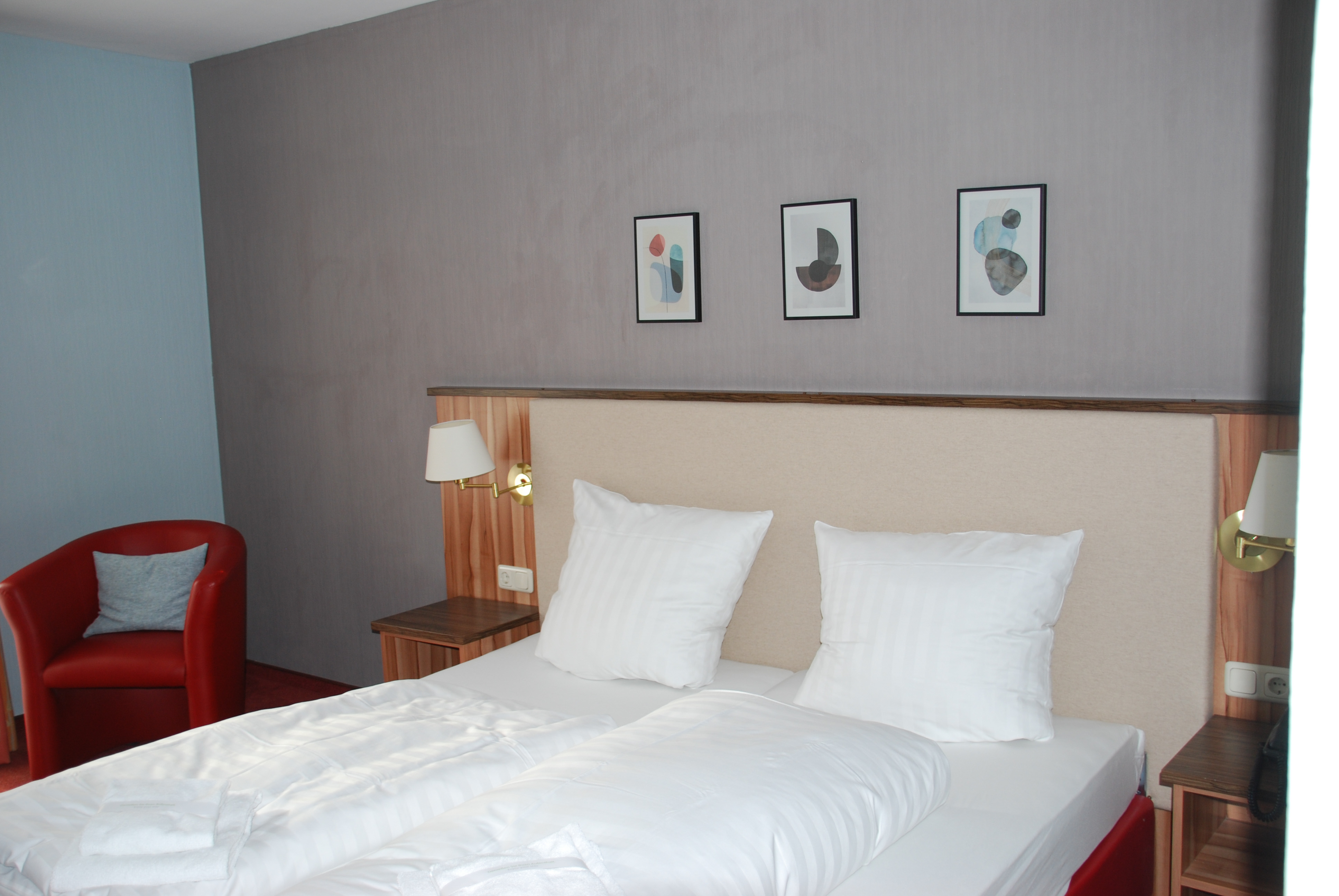 Classic |  Extra large double bed — room at City Hotel Meckenheim, Meckenheim — photo 2 of 3