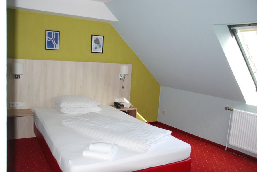 Classic | Extra Long French Bed in Attic – City Hotel Meckenheim