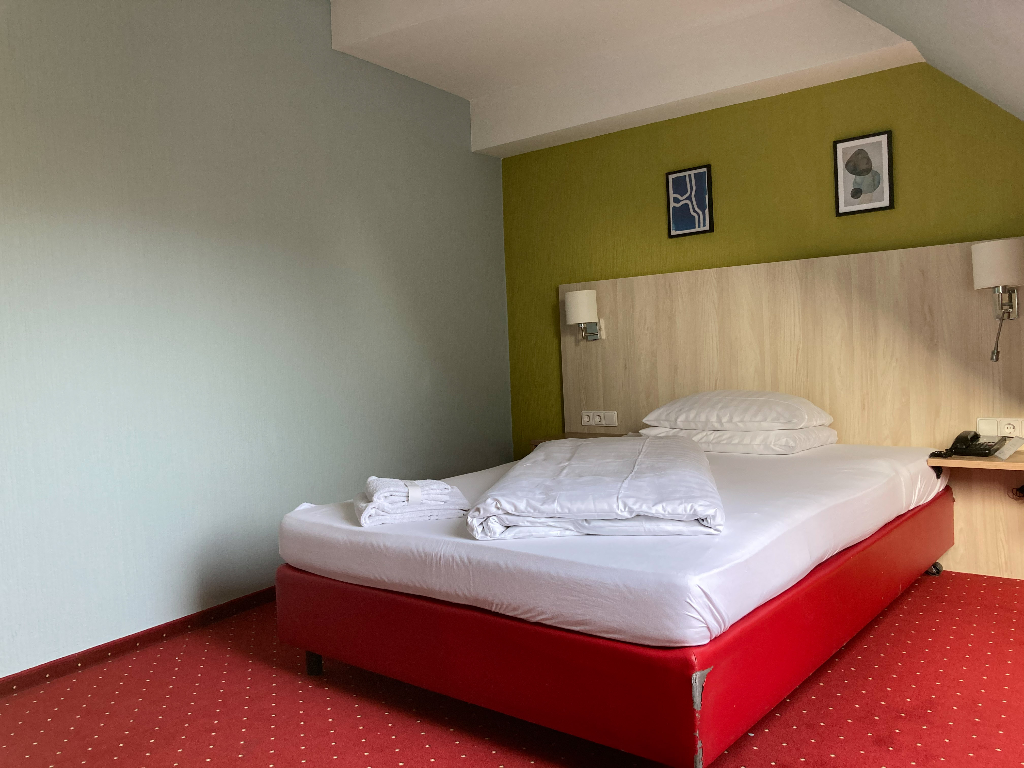 Classic | French Bed with Shower – City Hotel Meckenheim