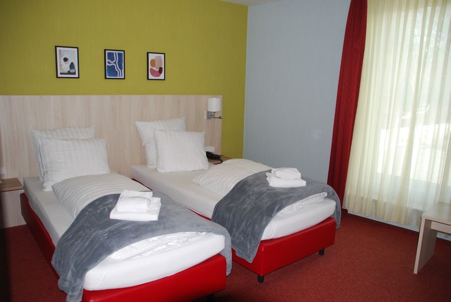Classic | Twin Beds in Main Building — room at City Hotel Meckenheim, Meckenheim — photo 3 of 3