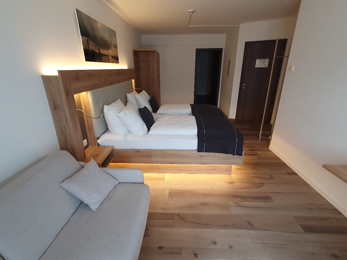 Deluxe |  Extra quiet and Balcony — room at City Hotel Meckenheim, Meckenheim — photo 2 of 3
