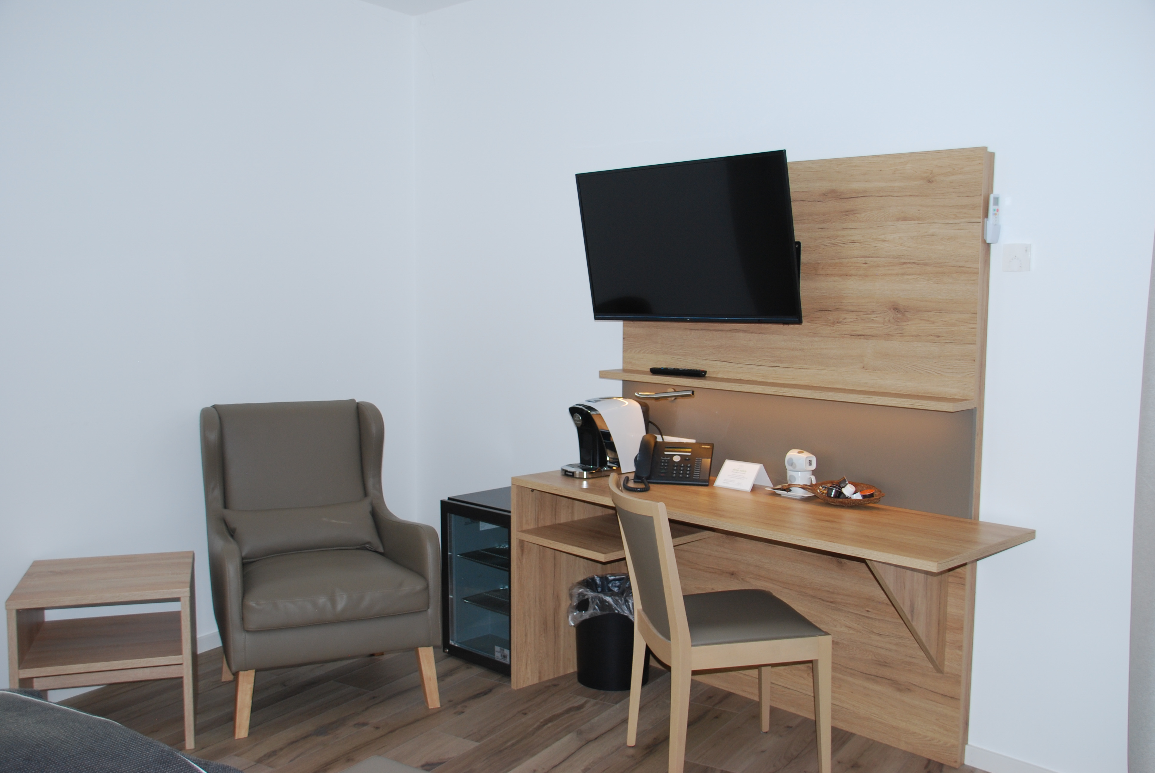 Deluxe | Extra Spacious and Quiet — room at City Hotel Meckenheim, Meckenheim — photo 3 of 6