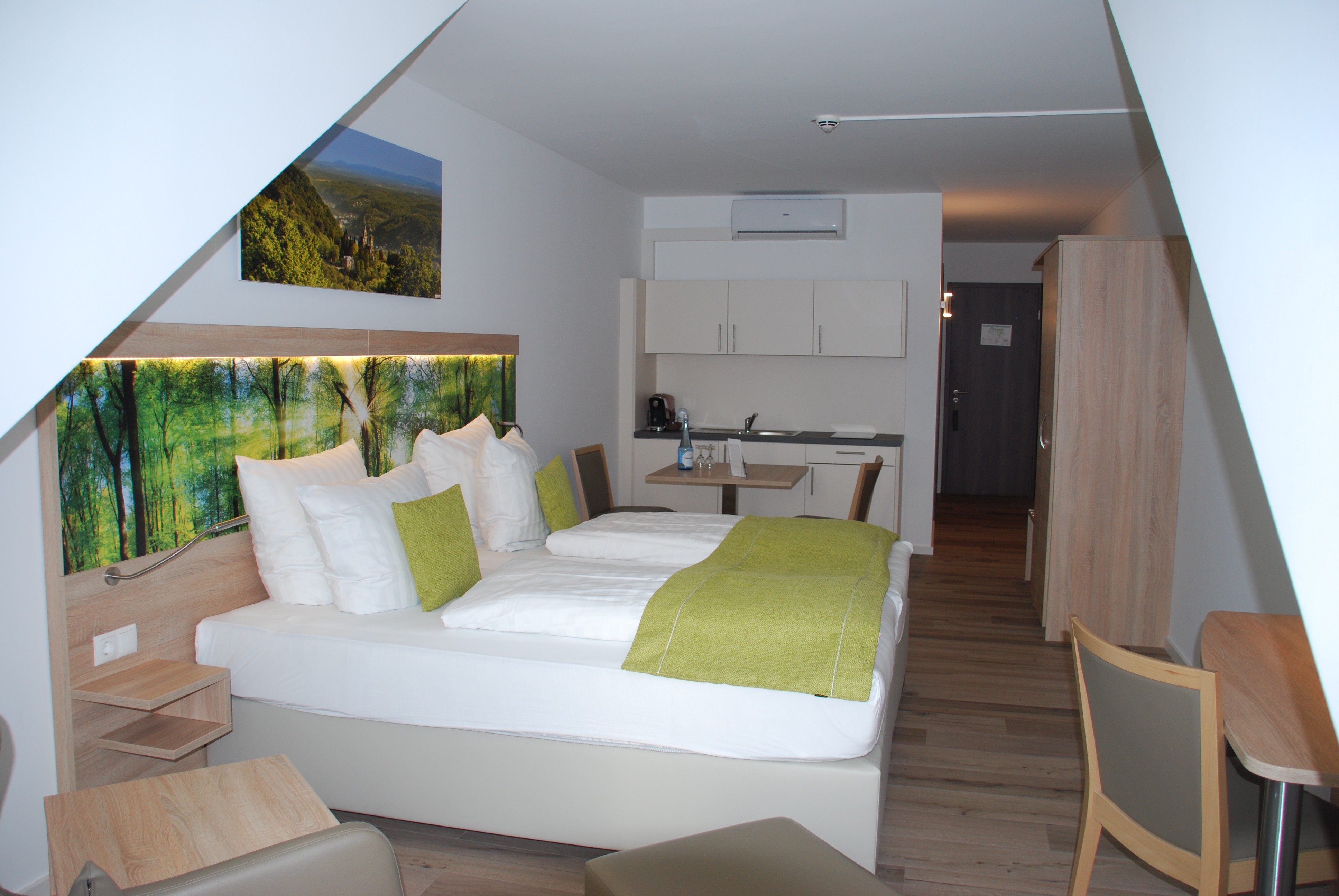 Deluxe | King Bed with Balcony and Extra Quiet — room at City Hotel Meckenheim, Meckenheim — photo 3 of 7