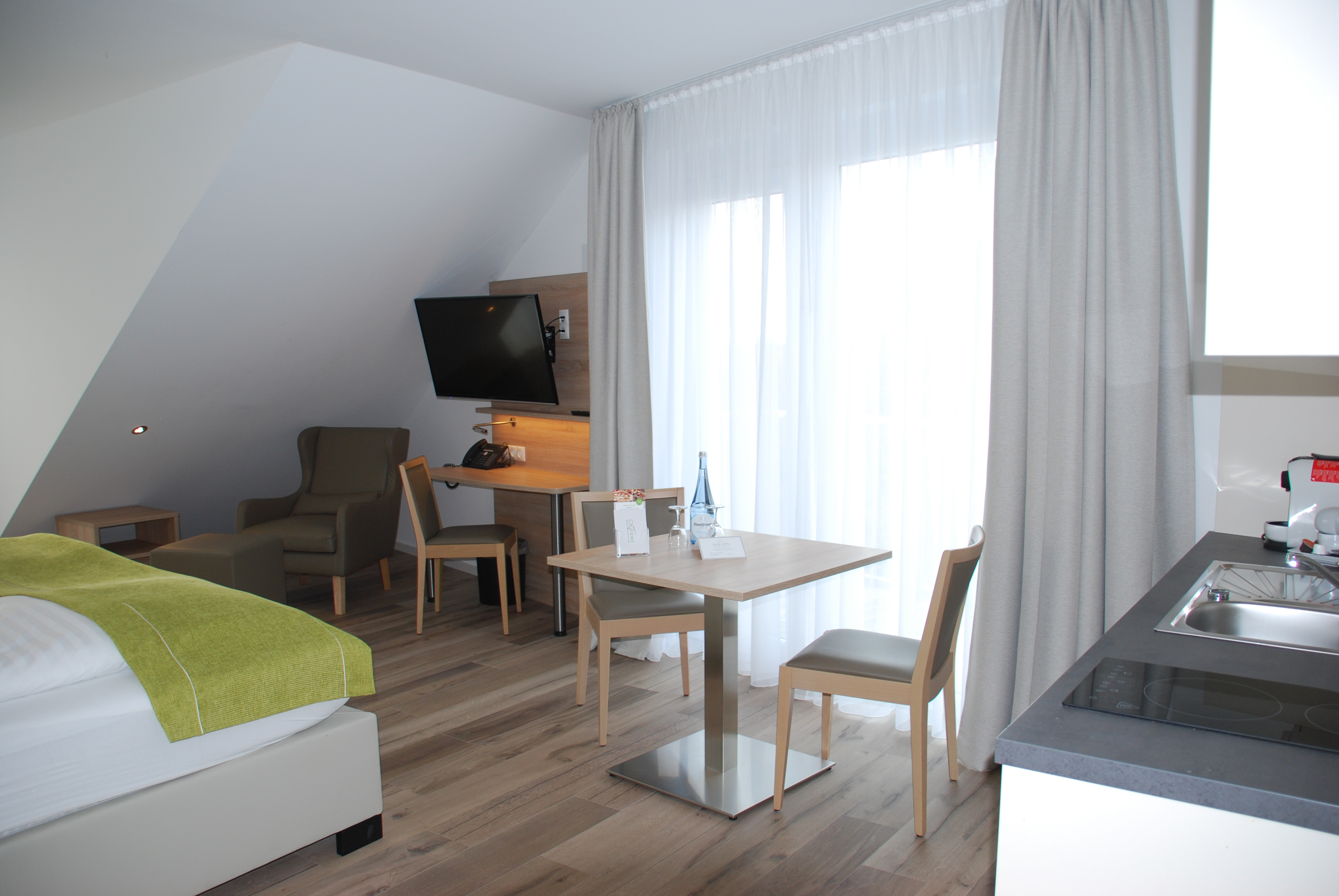 Deluxe XL | King Bed with Balcony – City Hotel Meckenheim