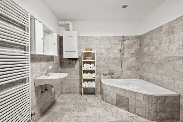 3 Bedroom | Vienna Center | Middle Floor — accommodation at Cityswap Austria GmbH, Vienna — photo 5 of 19