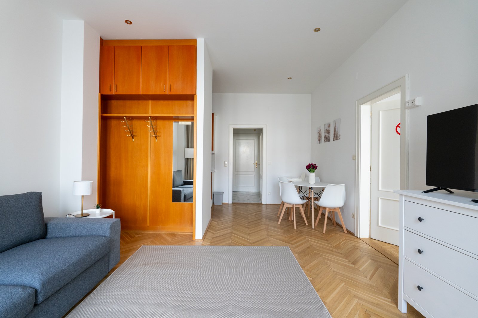 1 Bedroom | Old Town | City view | Middle Floor — accommodation at Cityswap Austria GmbH, Vienna — photo 6 of 10