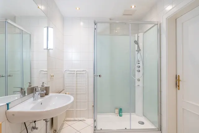 1 Bedroom | Old Town | City view | Middle Floor — accommodation at Cityswap Austria GmbH, Vienna — photo 9 of 10
