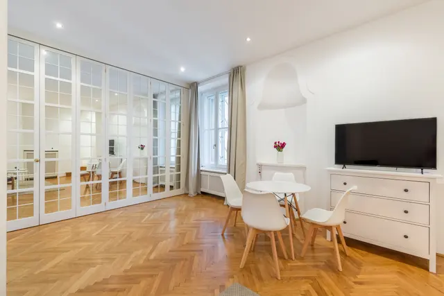 1 Bedroom | Old Town | Garden view | Top 5 — accommodation at Cityswap Austria GmbH, Vienna — photo 8 of 9