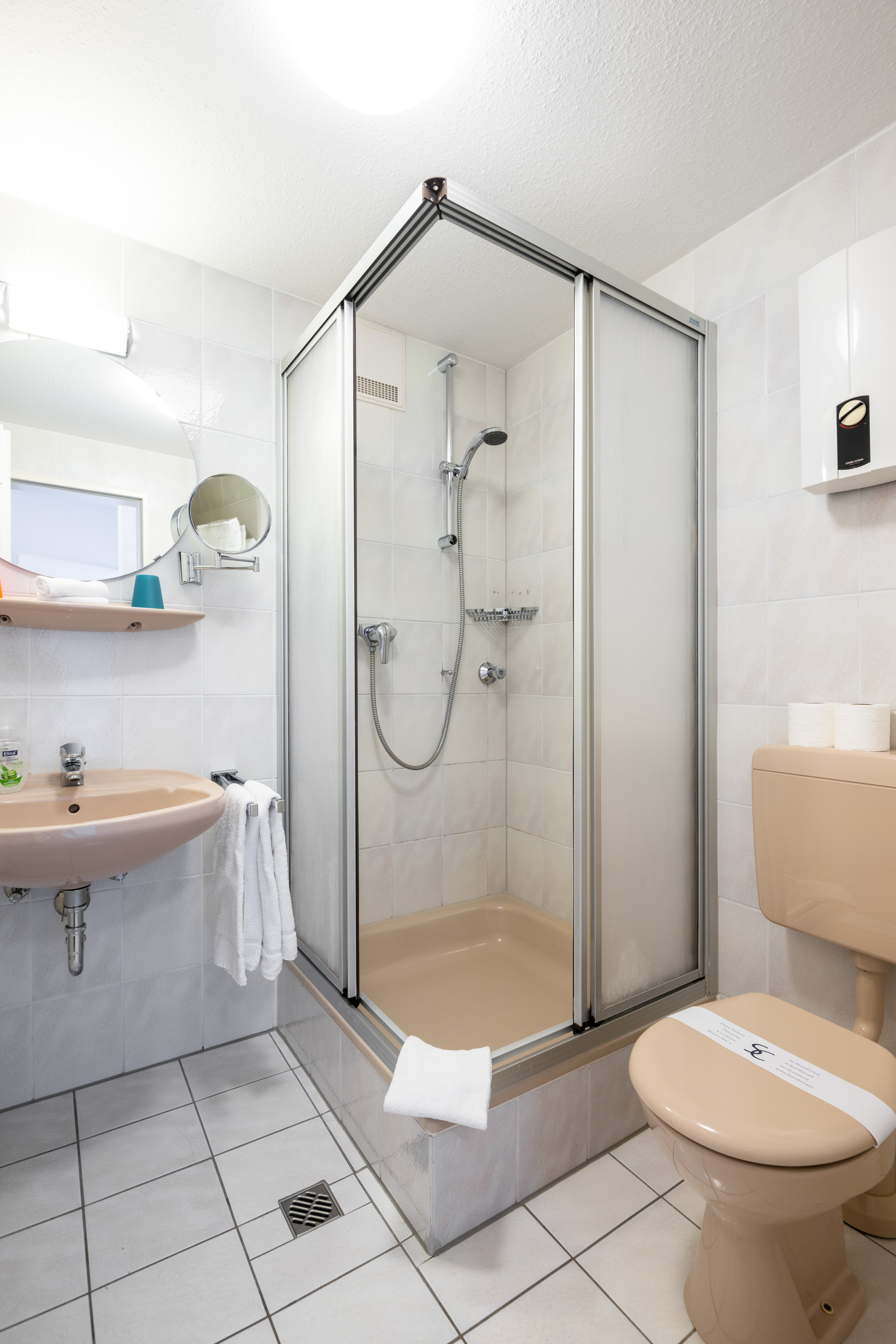 Studio | Boxspringbett und Aussicht — Gemünder Ferienpark Salzberg, Nordrhein-Westfalen (3/3)