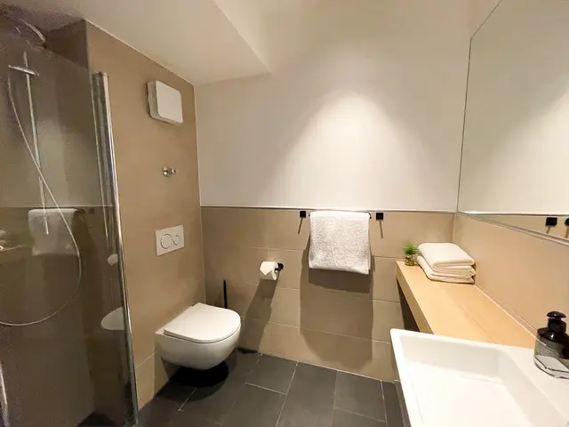 Comfort Plus | Doppelzimmer mit Stadtblick — HOLI City Apart Hotel Berlin, Berlin (4/4)