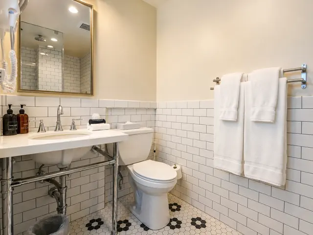 Luminary Double Queen | Away from elevator — room at Hollywood Hotel, Los Angeles — photo 3 of 7