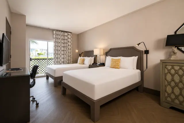 Luminary Double Queen | Corner room with Hollywood hill view – Hollywood Hotel