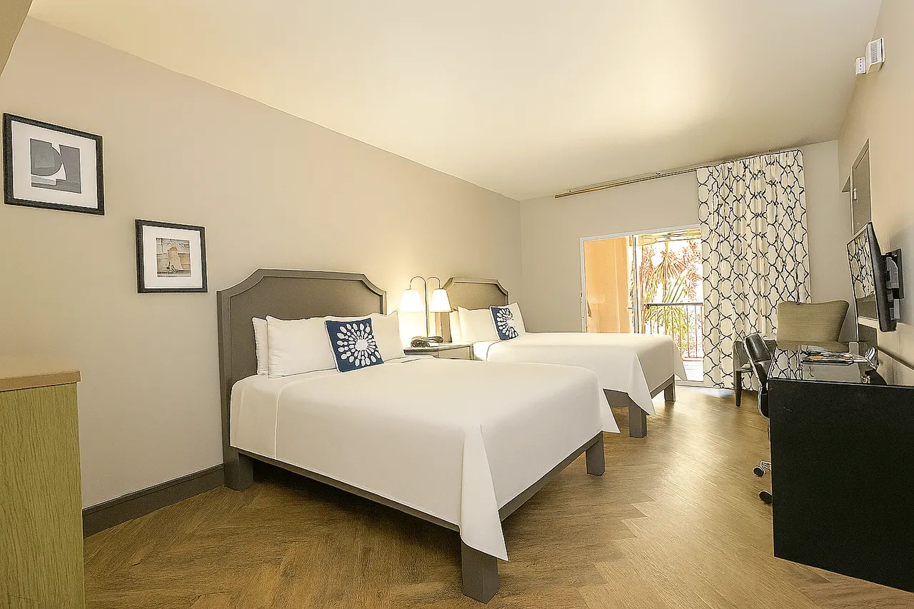 Luminary Double Queen | Courtyard View – Hollywood Hotel