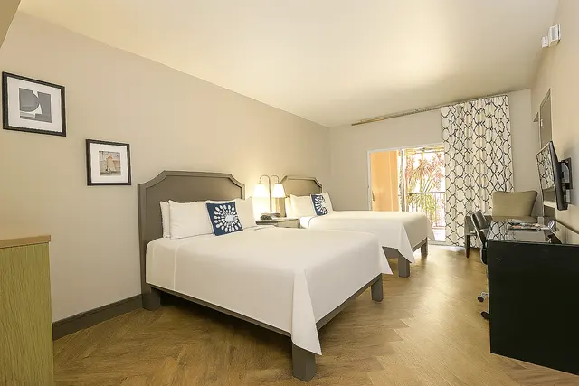 Luminary Double Queen | Courtyard View – Hollywood Hotel